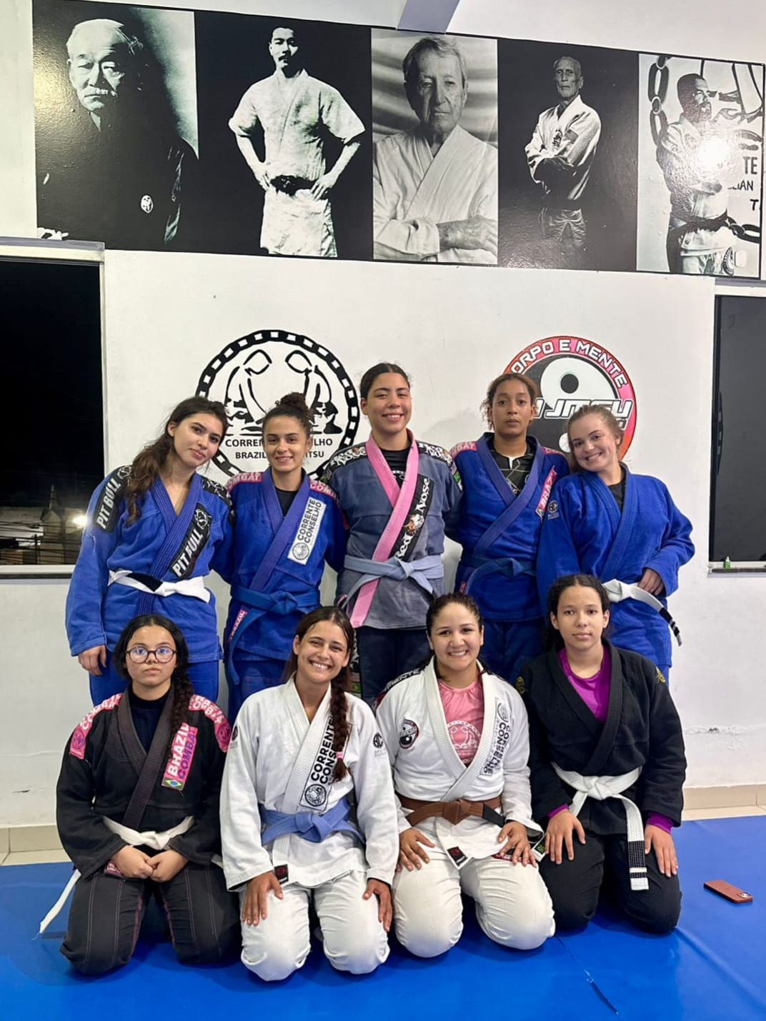 Mulheres treinando jiu-jitsu